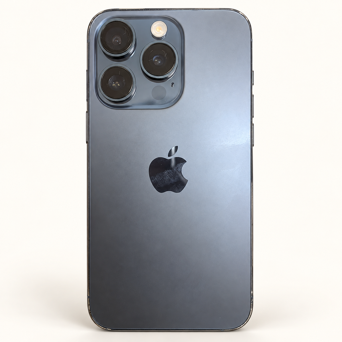 Begagnad iPhone 15 Pro 128 GB, baksida